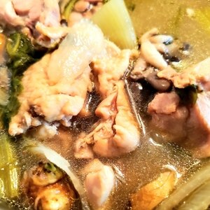 体の芯から暖まる☆キノコと鶏肉の薬膳スープ